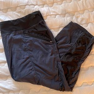 These On the Go cropped athletic pants are perfect for any activity.